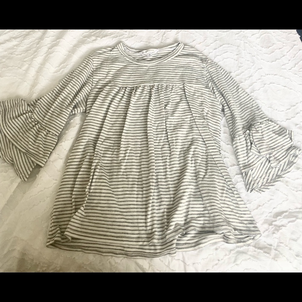 Cute gray and white striped shirt size M with a cute sleeve.